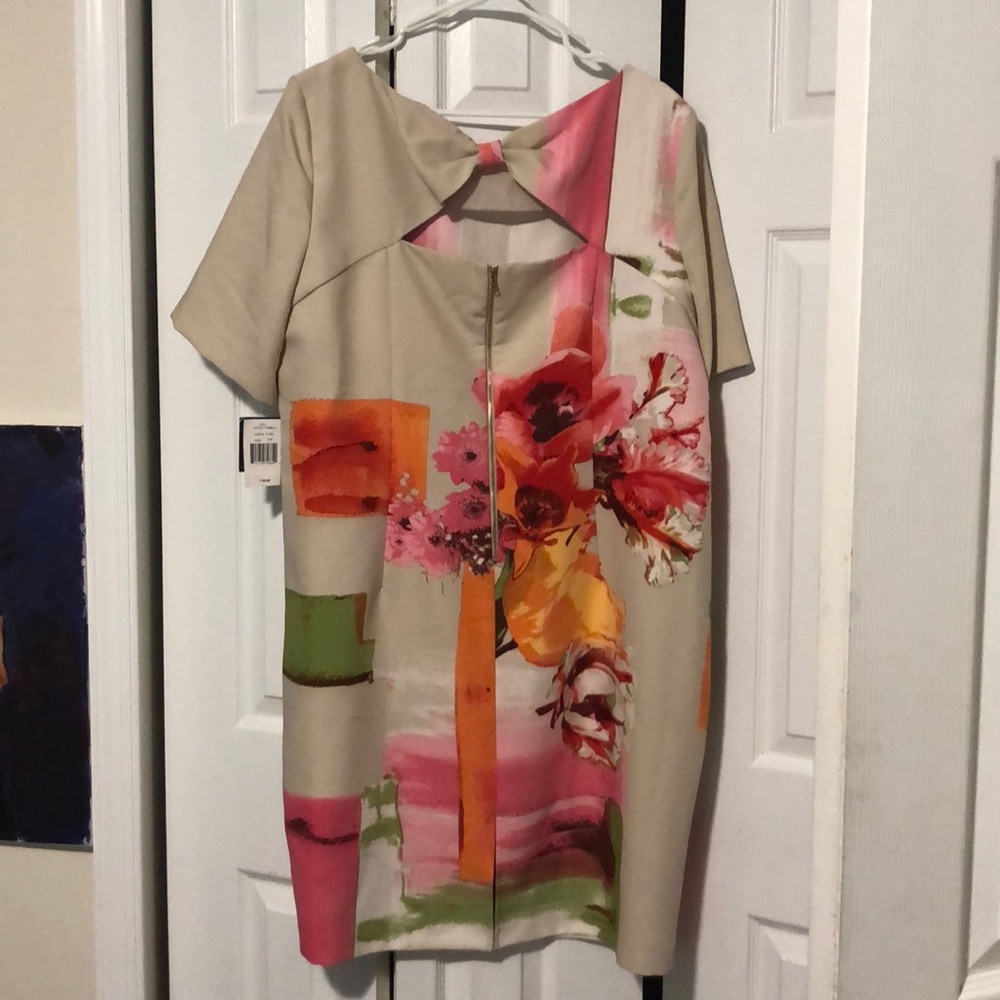Cream/ tan flower dress with cute back gold zipper